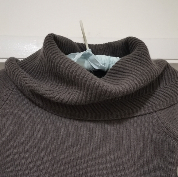 Christopher Fisher 100%cashmere sweater. Size Small. - Picture 4 of 9